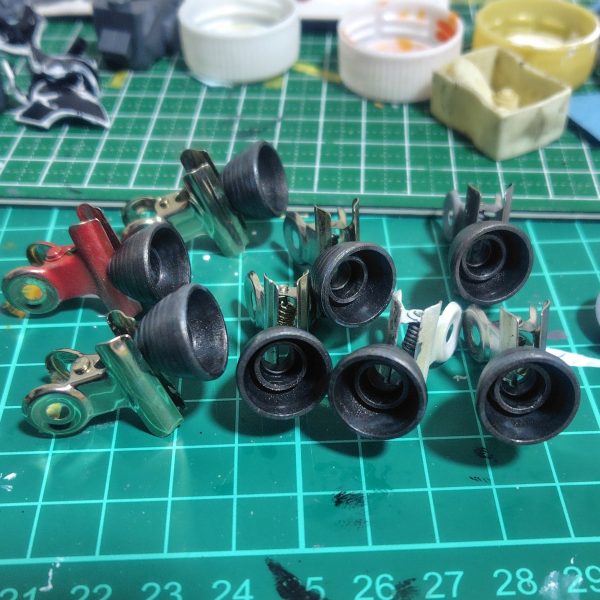 週末にバインダーに取りかかりました。下準備として部分塗装。バーニアノズルはバインダー裏と同じ色なのであまり目立たず、かといってシルバーにすると悪目立ちしそうなので、焼鉄色に塗りました。バーニアの使い込み感を狙ってみましたがいかがでしょう。基部は黒くして穴開けを表現。隠し腕はABSだしサクッと作ろうかと思っていましたが、パーティングラインがあったので処理しています。当初は組み上げまでするつもりでしたが、デカすぎるので表裏別々にトップコートを吹くことにしました。でもこれだけデカいワンパーツでヒケがほとんど無いのはスゴい。（2枚目）