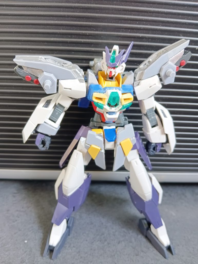 ノーマルモード腕部についてるセンサーユニットで敵機を探すことができるほか肩に付いてるミサイルポッドで煙幕や信号弾にもなる