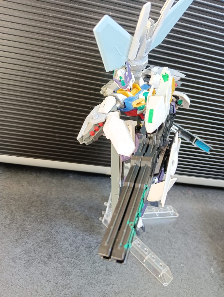 武器のハイパードッツランチャーを背後にあるリフレクタータンクにエネルギーを貯めることにより高火力を出す事が出来る