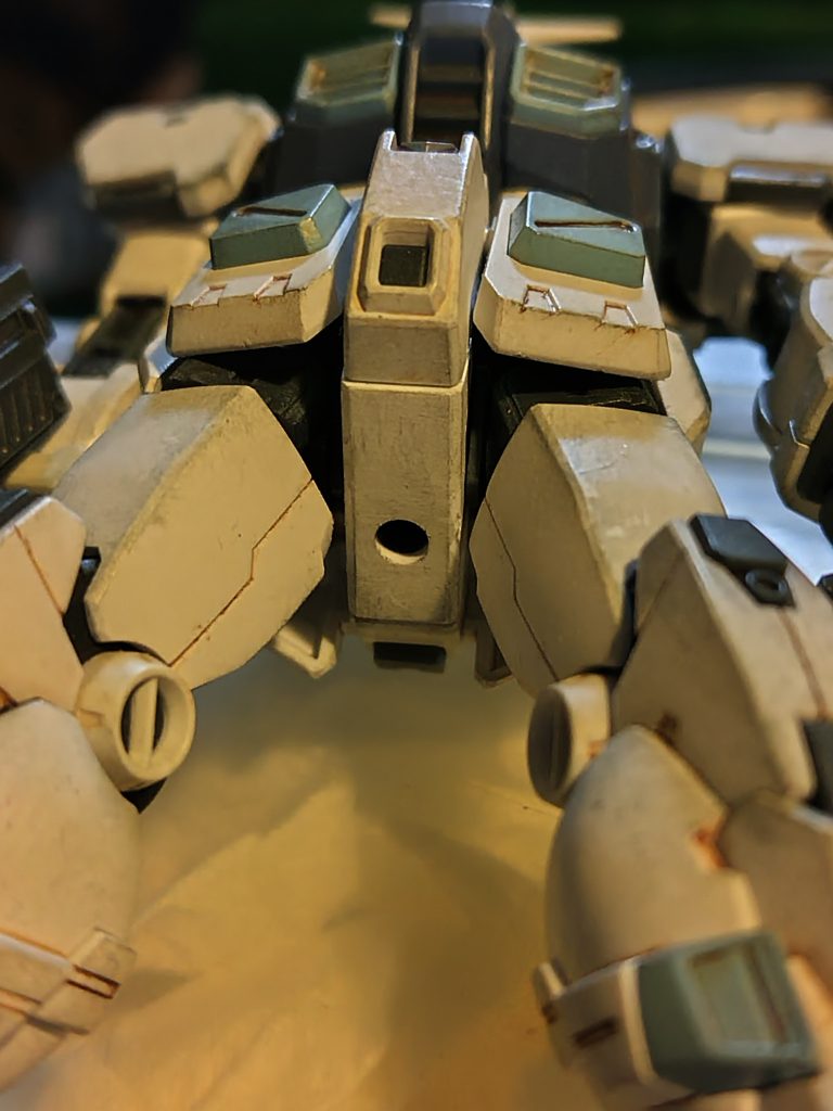 足を外向きに広げられなかったので太ももの一部削りました。折角三軸股関節なのだからねぇ。