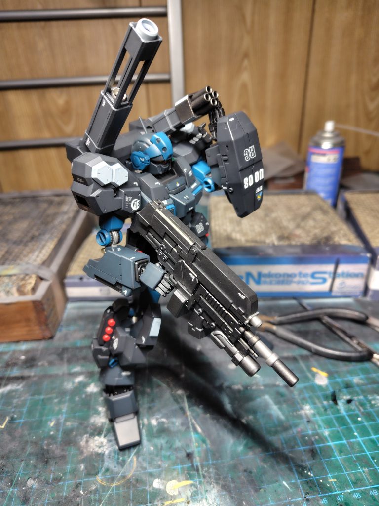 ガイアカラーのジャーマングレーとミッドナイトブルーがメインですがフラッシュ当てないと見分け付かない⋯。暗めの配色の一発勝負は中々リスクがありました。