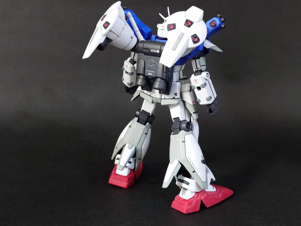 外装はグレーでの塗り分けを多めにしてみました。フレームとバックパックは黒鉄色で。