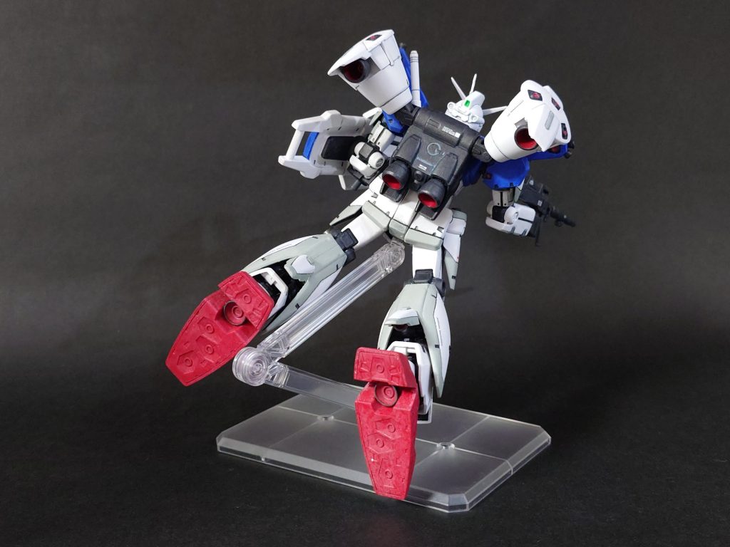 後ろから。バーニア内部をメタリックレッドで塗り分け。足裏にバーニアを追加してます。