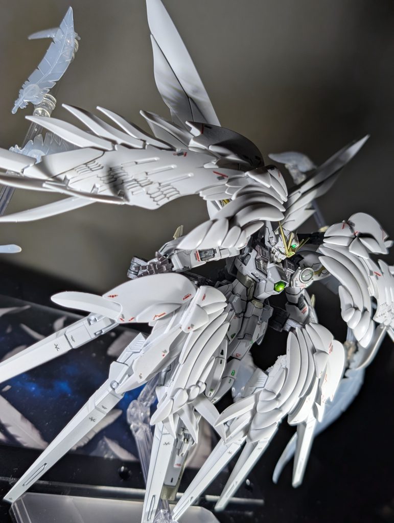 腰の羽根は上下で位置を変えられるようにしています!また、どうしてもオリジナルで作ると見た目キツかったので、羽根は普通の羽根パーツをパテ等を使って複製して作成しました。