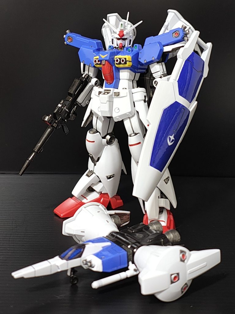 塗り分け以外の外装パーツは成形色活かしで鏡面仕上げです(gandam-hand2)シールドは、青色の成形色に似せた調色が上手くできず何度か塗り直したのですが納得いかず、結局、水性ホビーカラーのコバルトブルー単色にしちゃいました(gundam-kao2)