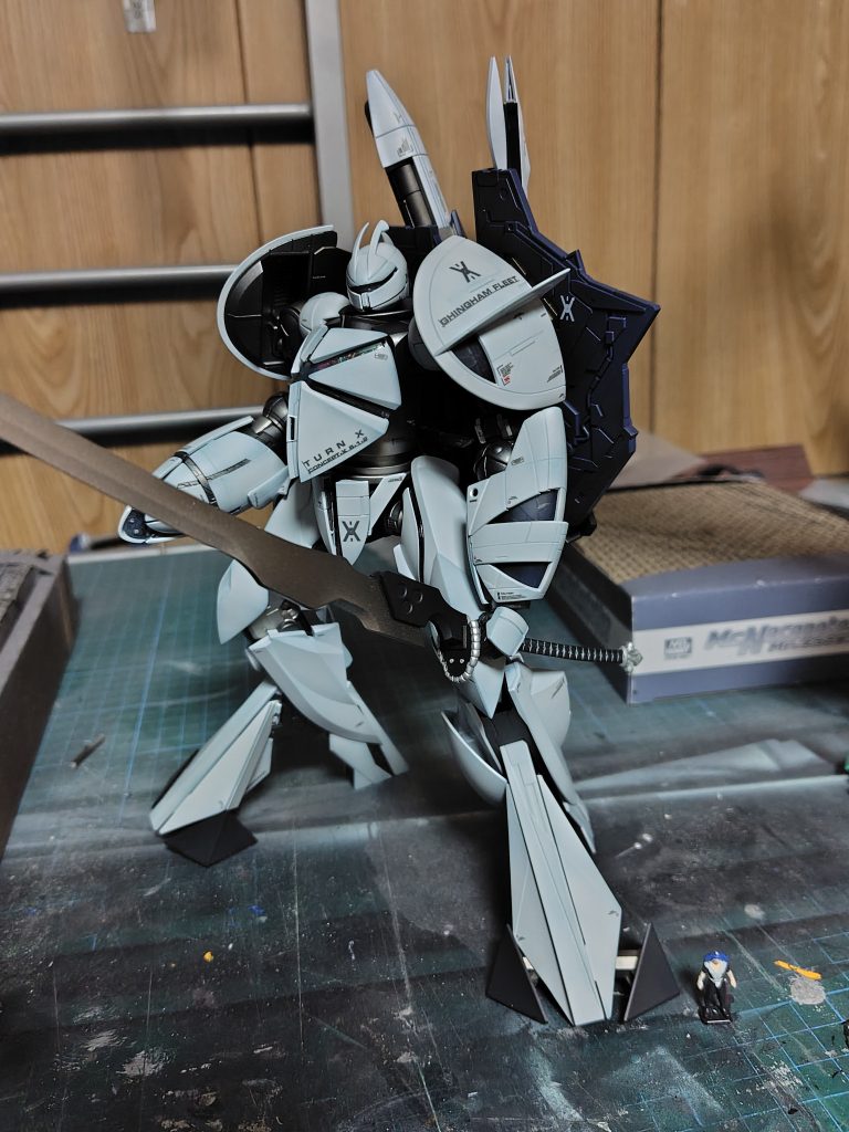 配色は無駄にこだわった黒立ち上げ→コンテナブルー→ニュートラルホワイト。かなり荒いグラデーションになる様に塗装してナノスキンな感じに。剣を使ったことは？