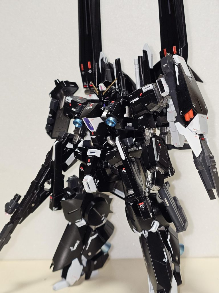 最初はシルババレトサプレッサーみたいにシンプルにする予定だったのですが、様々な戦況を想像していたら「コレも欲しい、付けたい」となった結果がこうなりました(笑)武装が豊富なのはドーベン系の特徴ですしね!