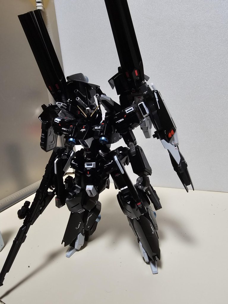 写真では分かり難いかもですが、自分の中では一番頑張ったのはメガ粒子砲を前に向ける加工です。シルババレトやドーベンウルフは前に向けれますが、サプレッサーは固定なんですよね…単純に付けただけだとバーニアが真上くらいに向くからオカシイ……どうしたら違和感なく向けれるか考えて考えて何とか形に出来ました。……が、B装備が邪魔で完全に前に倒せない事が後で判明(泣)