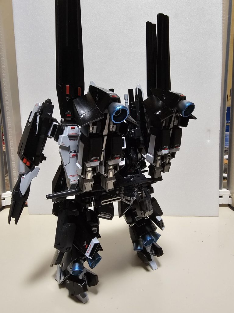 バルカンや関節等各所にメタルパーツの取り付け、右腕合わせ目消しの為後はめ加工、レッドチップの作成、シイタケディテールの作成等、初挑戦だらけでした。