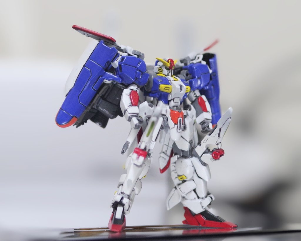 あおり気味で1枚ガンダム系の練習でチョイスしましたが、合せ目消しと塗り分けの地獄でした