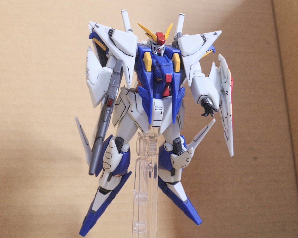 成形色、墨入れ、つや消しトップコート、ごく一部塗装の簡単仕上げですツノもちょっとだけ削りましたビ−ムライフルとシ−ルドを持たせて