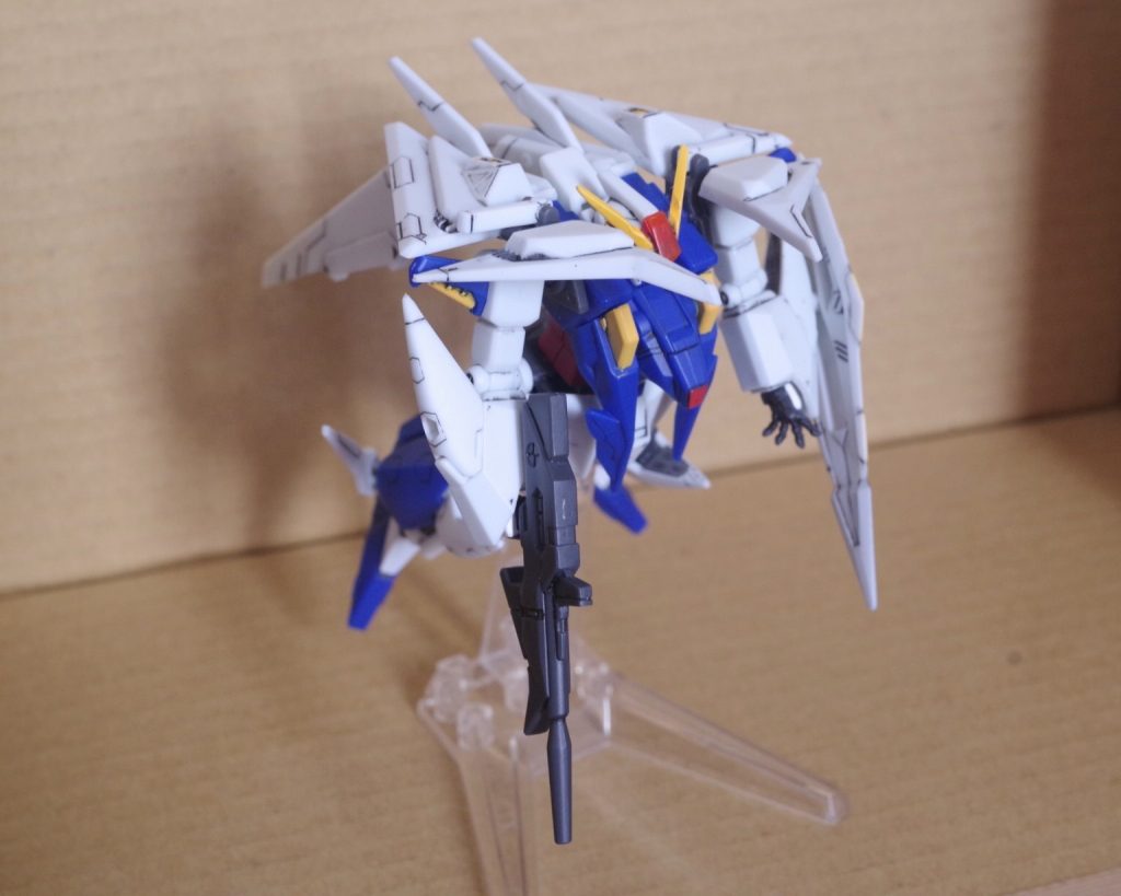 ミノフスキークラフトの展開とビ−ムサ−ベルの収納だけですが飛行形態が再現できます