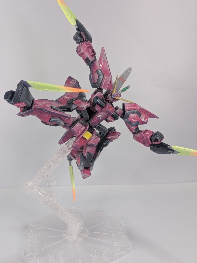 十八番のアスラン・キック‼️ビームエフェクトは付属していないので、諦めていたのですけど、どうしても欲しくて自作ブレード部分に被せる適当なパーツがなく、どうしたものかと思案クリアファイル被せれば良いかもと思いつき、適当な形に切り出してプラ棒とパテで蓋をして作りました😁ハイ、手作り感満載です✌️