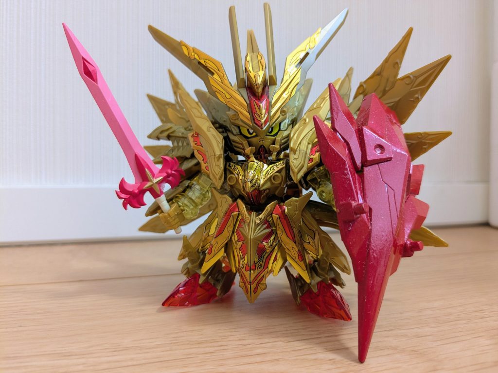 何かしら武装させたいな〜と思い色々あさって、発見したイージスナイトのシールド中央部と、プライズ景品騎馬武者シリーズの騎士ガンダムから炎の剣を装備させて１枚。これだけでかなり、かつてのスペリオルドラゴンに寄せられたのではないでしょうか！ホントならレジェンドBBの武器を装備させたかったのですが見つからなかったため、この２つでそれっぽくしてみた感じです。SFC騎士ガンダム〜大いなる遺産〜でも、スペリオルドラゴンの武器は炎の剣になってましたし、OKOK（笑）