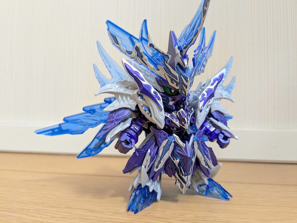 オルタナティブジャスティスインフィニットドラゴンで１枚。羽が下向きなのと色合いのおかげか、何となく落ち着いた雰囲気があるこの機体。闇部分が昇華したスペリオルドラゴンて感じでこれもまたカッコいい！！