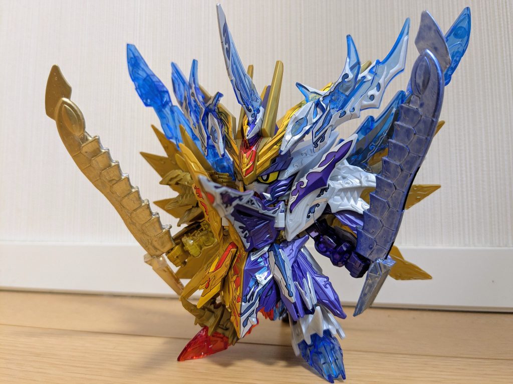 オリジナルのファイナルフォーミュラーが装備していたシャイニングソード、ダークネスソードを再現してみました！！刃部分はレジェンドBBスペリオルドラゴンの鞘、グリップはランナー工作で、甲手はEGストライクのサイドスカートです。それをガンダムマーカーのゴールドで塗装してシャイニングソードに、メタリックバイオレットで塗装してダークネスソードに見立てました。やっぱりファイナルフォーミュラーはコレでしょう！この２本をこの構えで「サザンクロスソール！！」が私の中のデフォルトです（笑）