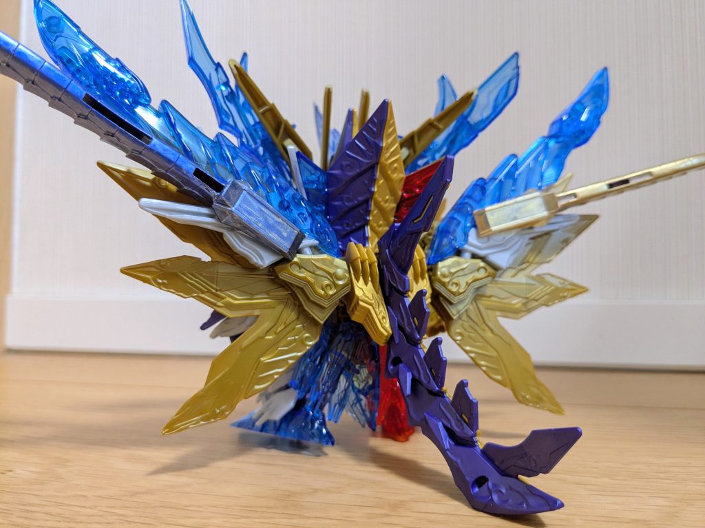 バックショットで１枚。当時のものとは色分けが違いますが、このアシンメトリーな感じと雰囲気がもう完全にあの頃の自分に戻してくれました。SDガンダム祭り〜！だよっ！！↑分かる人は同い年くらいの世代の方（笑）