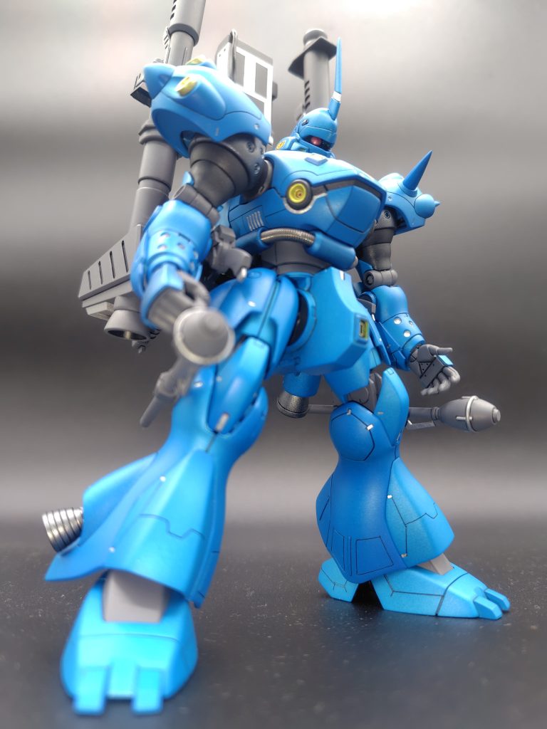 ショットガンを両脇に携帯出来るようにして、背面のチェーンマインラックの真ん中にビームサーベルを収納してるので、この素立ち状態でも付属武器を全て携行できてる状態です