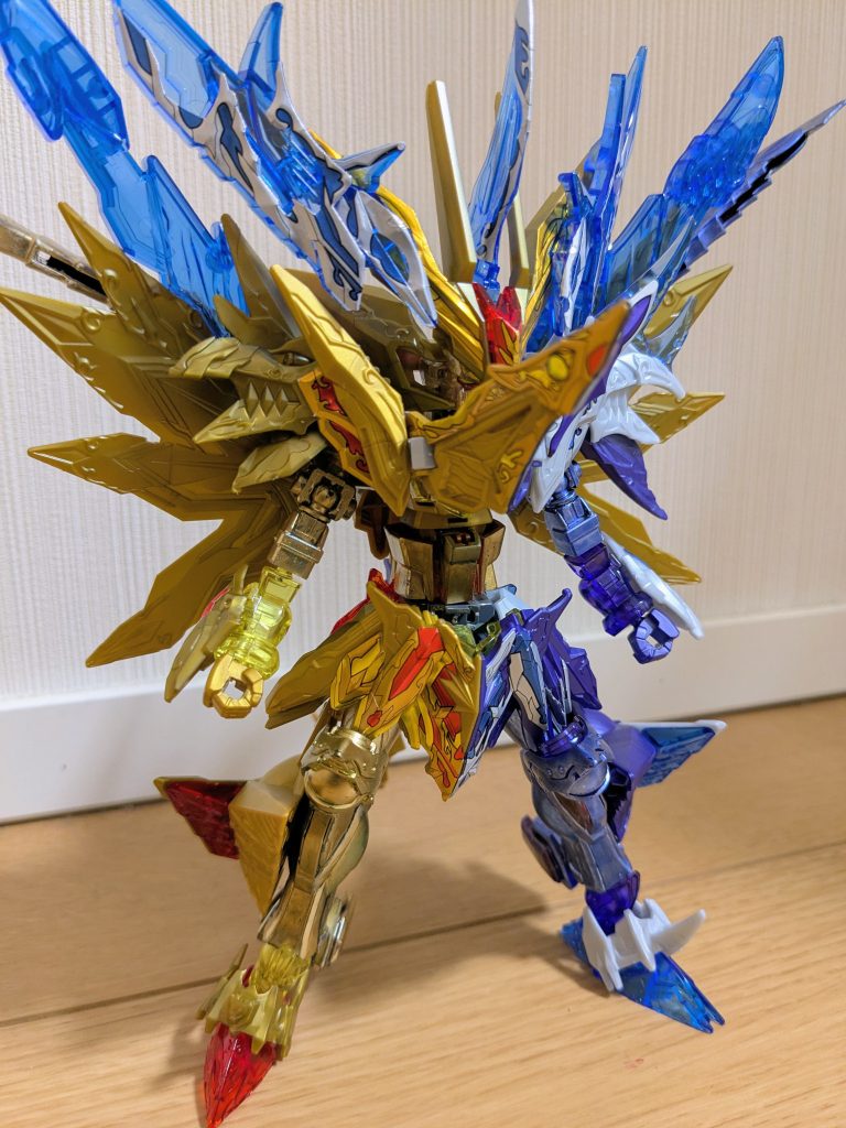 逆サイドからのショット。上半身はBB戦士そのまま、頭だけストライクに付け替え、そこにファイナルフォーミュラーのアンテナと頬ヒレパーツを接続してあります。ファイナルフォーミュラーの肩と腕の間に、ストライクの上腕を挟み込んであります。胴回りと腰はストライクで、スカートにファイナルフォーミュラーのものを接続。脚はストライクのものを使用。膝を洋風にしたかったので、余剰パーツの騎士ストライクの肩を膝上部に接着。足首はファイナルフォーミュラーの脚を装着。そのままだと少し寂しい感じだったので、余ったヘルメット部分を腿に装着し、刺々しさを出してみました。