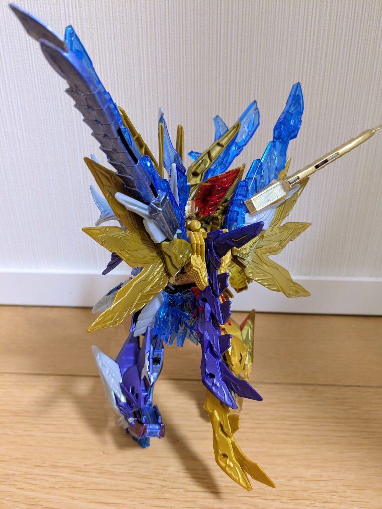 バックショットで1枚。バックパックはそのまま使用で、尻尾の部分だけ解釈を変えました。一番上を紫半分と金半分、中央部を紫のみ、一番下を金のみのパーツにして3つ繋ぎ、リアル等身でも通用するような長さにしてあります。