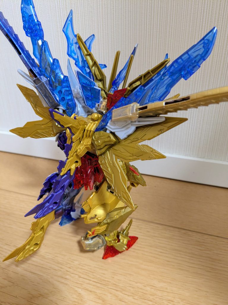 バックショットの逆サイドから1枚。腿のヘルメットがよくわかる(笑)よくよく見ると、踝部分にストライクの肩が接着してあります。これはストライクの脚にファイナルフォーミュラーの脚を付けたらすごく細長く見えるため、少しでも見栄えを良くしたいと思っての措置です。ストライクの体部分については、金はガンダムマーカーゴールド、紫はガンダムマーカーメタリックバイオレットです。