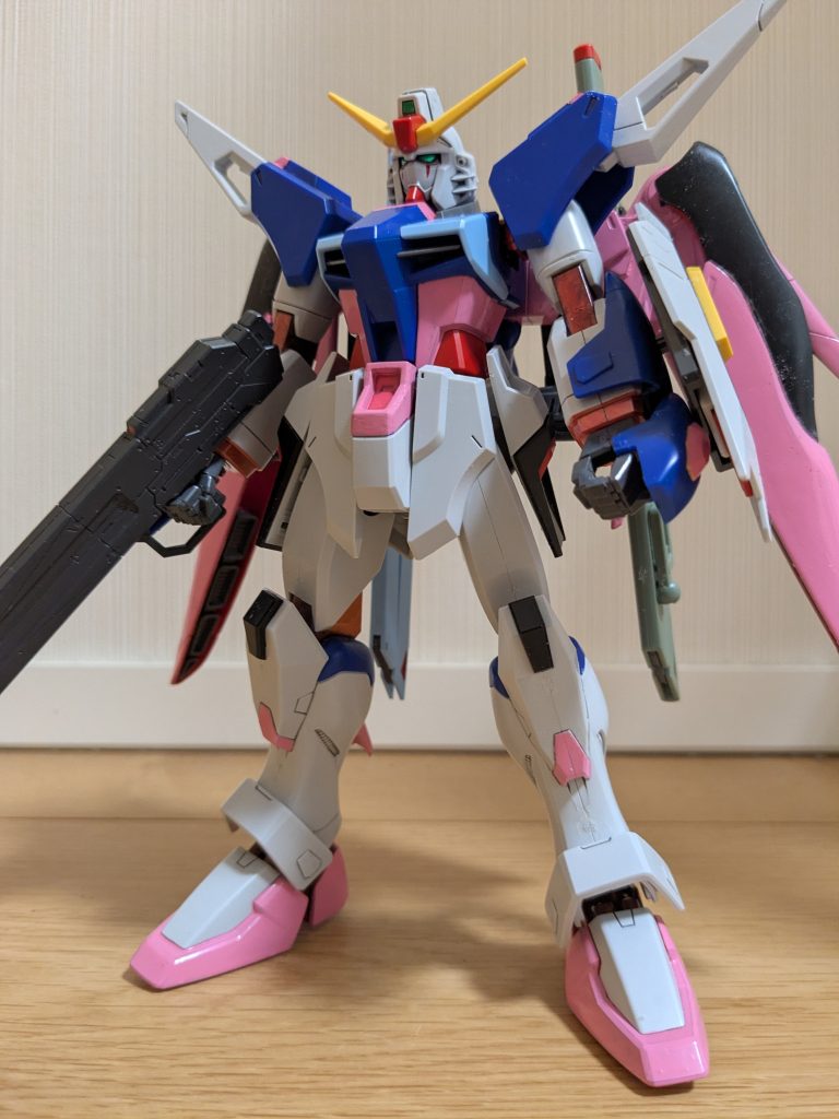 素立ちで1枚。結構ドッシリした感じで迫力あり、安定感がすごくカッコいいです!でもそれをピンクに塗装したことで、少々可愛い感が出たかもです(笑)胸上部、腹回り、腰中央、膝アポジモーター部分、スリッパ部分をピンクに塗装。フレームはそのままでも良いかと思ったのですが、フリーダム、インジャともフレーム塗装したので、今回はディスティニーspec2の最大稼働をイメージして、ガンダムメタレッドで塗装しました。