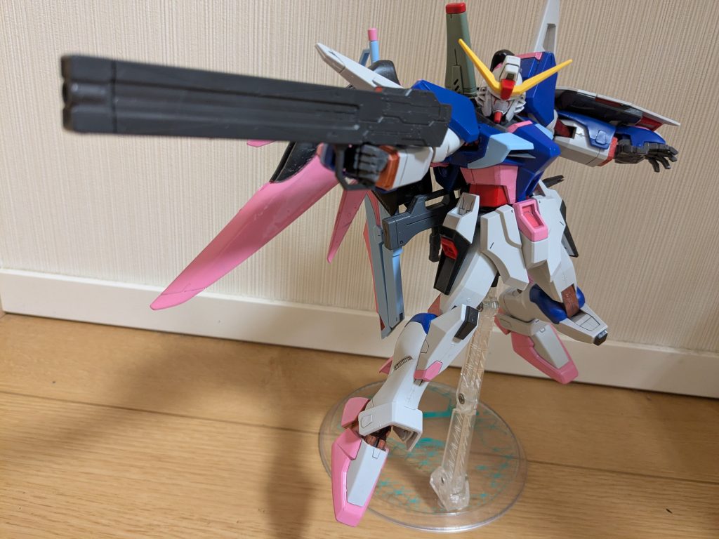 ここからは、ディスティニーspec2のイメージ写真に寄せて1枚。とはいえ、トップ画像もイメージ写真に寄せての1枚になってますが(笑)ビームライフルは腰に懸架し、手持ち武器はおなじみのULTRAMANのマルス133改を装備して、spec2のレールガンを模してみました。デザインもそれっぽくてかなりマッチしたと思います!