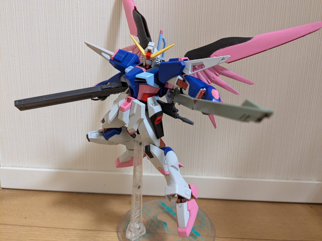 イメージ写真に寄せてその2。長射程ビームライフル、バックパックに接続したままだと全然射角がないため、外して手持ちにして撮影。それっぽくなったかな。インジャが思ったより動かなかったけど…ディスティニー、結構動くぞ!?