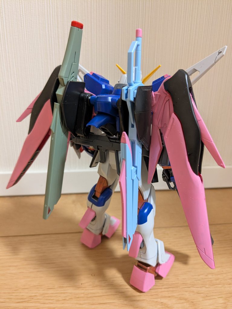 バックショットで1枚。髪をイメージして、ウイングの赤部分をすべてピンクに塗装。加えて、フリーダム同様に、ふくらはぎのバーニアカバーもピンクにしました。それと長刀アロンダイト!里石ユカも大剣ダダちゃんを持っているので、ちょうどリンクして良い長物持ちでした!白パーツの部分をピンクに塗装し、イメージをそれっぽくしてみました。
