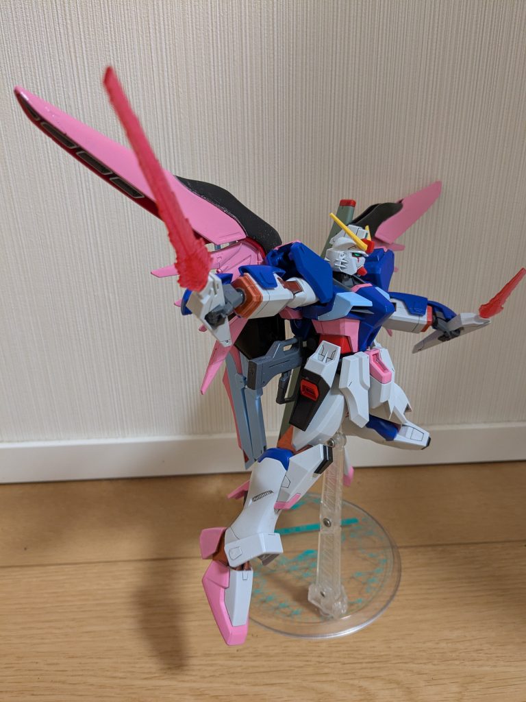 イメージ写真に寄せてその3。スラッシュエッジ装備も良いですね〜!ただ、左手のほうはアニメや模型紙でそんな角度の持ち方してたな〜と思ってやってみたのですが、このキットだと幅が合わない!?無理矢理はめ込んである状態です…