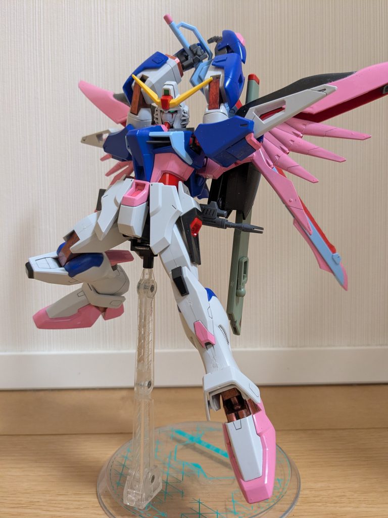 イメージ写真に寄せてその4。やっぱすごい動きますよ、コイツ!大上段での構えも余裕でできる!?旧キット恐るべしです(笑)