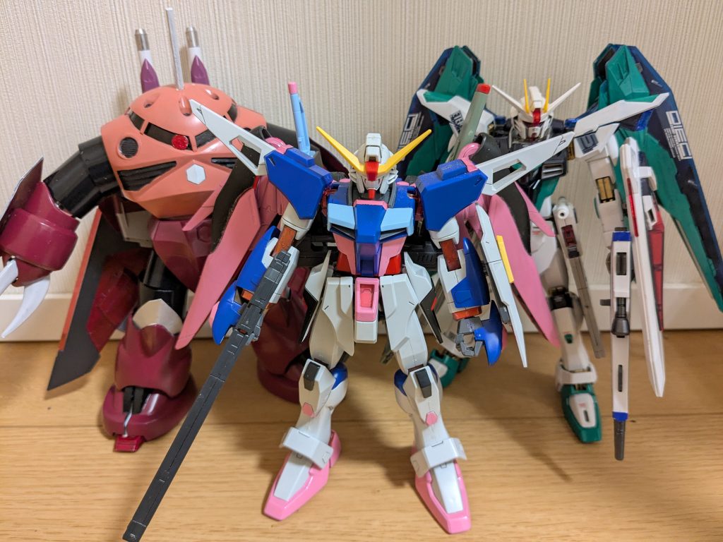 最後に、これまで作成した初音フリーダムと重音インジャと一緒に1枚。インジャはズゴックに入っていて全然分からんですが(笑)こうして見ると、MGフリーダムと並べても全然違和感がないこのディスティニー。旧キットでも完成度、スタイルも良いキットだな〜と改めて思いました!並べて撮影しても〜満足満足!次はまだ未定ですが、また何かあれば、作成、アップしていきたいと思っております。それでは、里石ユカイメージのディスティニーガンダムでした!ご覧いただきありがとうございました!!