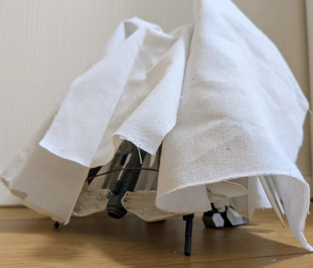 後ろから1枚。もう真っ白でマントしか見えませんが(笑)羽の一部やジーベンツバークが中に入っているのが分かる1枚。羽と背中で合計3枚。3枚の翼を被うための大きなものを左右に1枚ずつと、背中を隠す用に1枚。