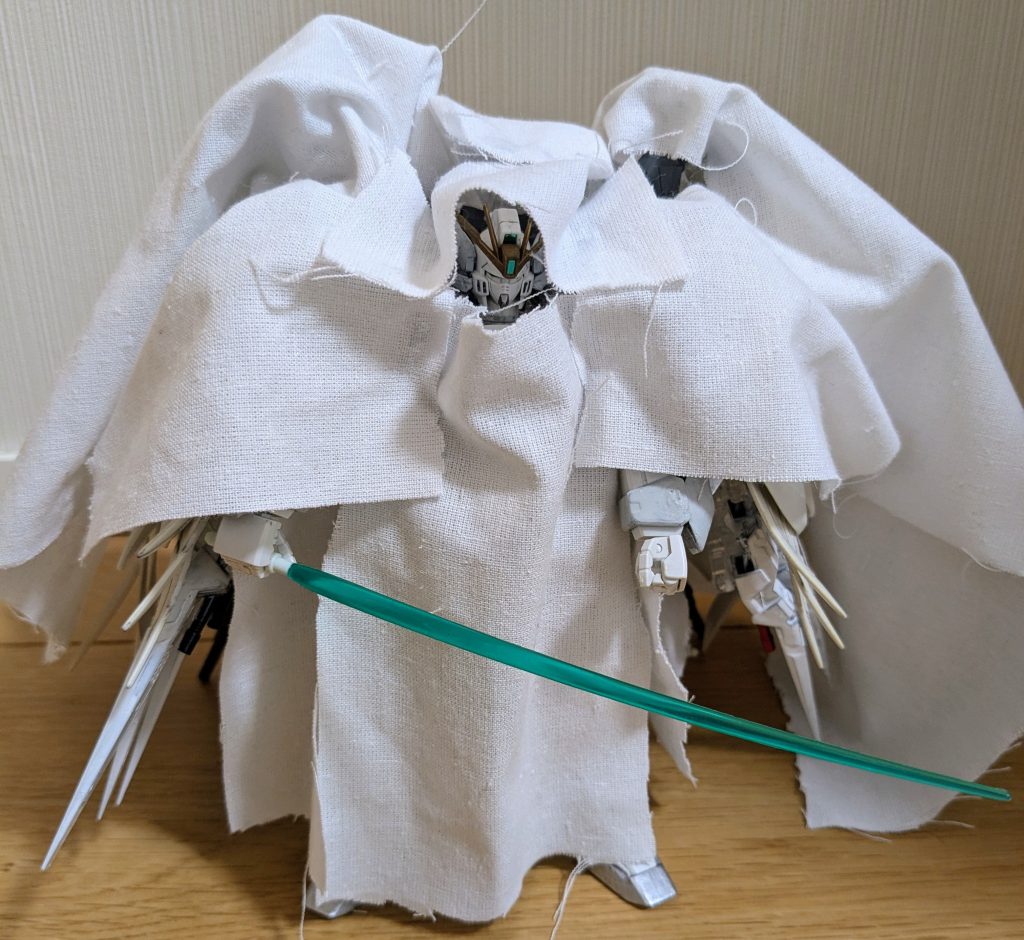 最後に、小説挿し絵にあったビームサーベルを構えての1枚で締め!ホントの挿し絵では後ろにワーロックもいるのですが、まだ作成しておりませんで(笑)でも今回うまくまとまった感はありますし、気が向いたら他の色の布も買って、残りの機体も作ってみようかと少し気分が乗ってきた今日この頃です。以上、100均簡単改造、ガンダムスノーホワイト クロークドカスタムでした!ご覧いただき、ありがとうございました!!