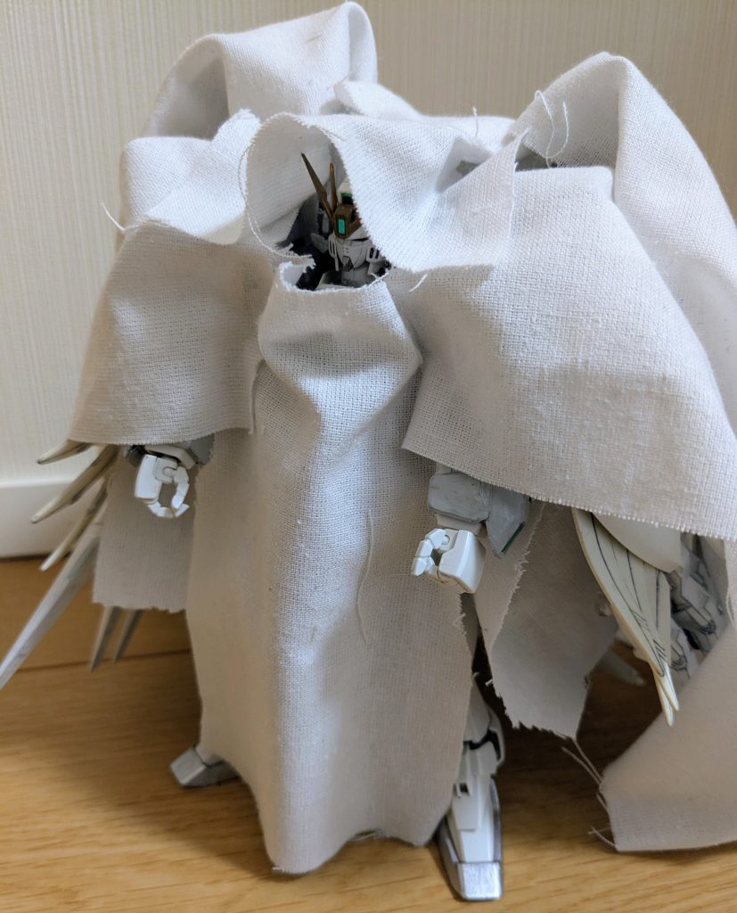 左前面から1枚。本体を被っている布は6枚です。取り付けた順番にいくと…1:体の正面2,3:肩4,5:体の側面6頭部フードです。布の裾やほつれた糸はあえてそのままにしてあります。へたに手入れをしないほうがリアルな感じになるかな〜と思ったもので。 ブンドドもさせたいのですが…やっぱり塗装剥げが怖いので、ご勘弁ください(笑)