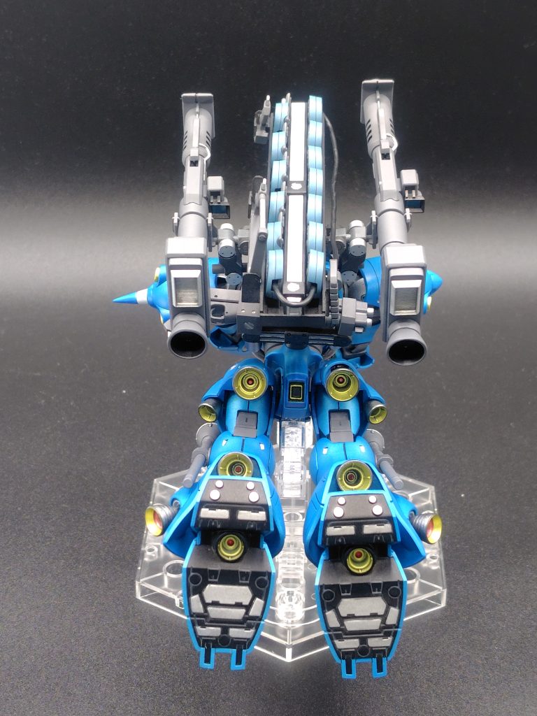 ショットガン一丁のときは脇ではなく、ホルスターをおりたたんで元キットのように腰後ろにマウントできます