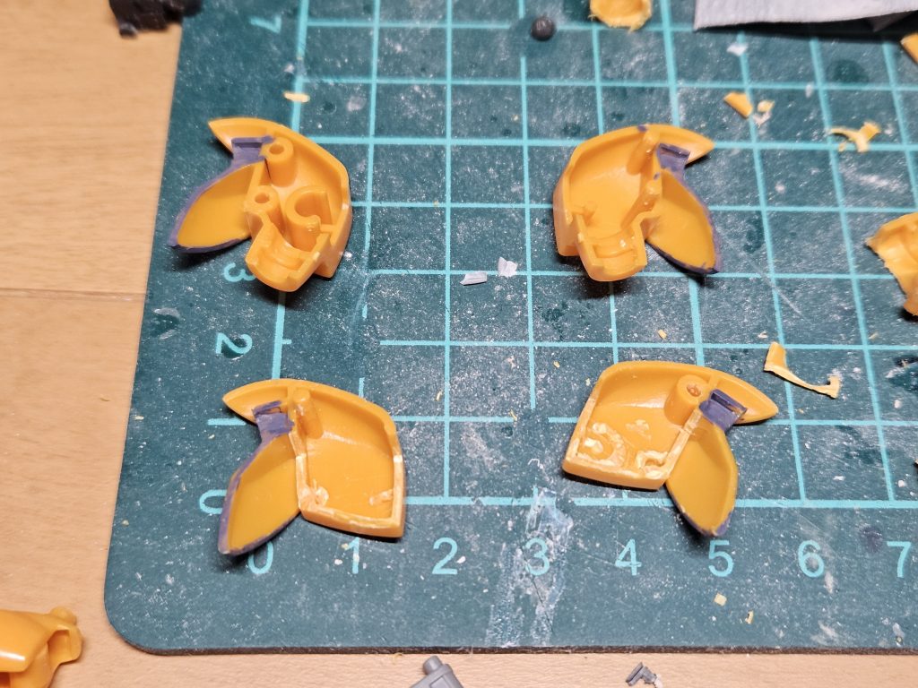 肩部アーマーは、このようにくりぬいて可動域を確保しました