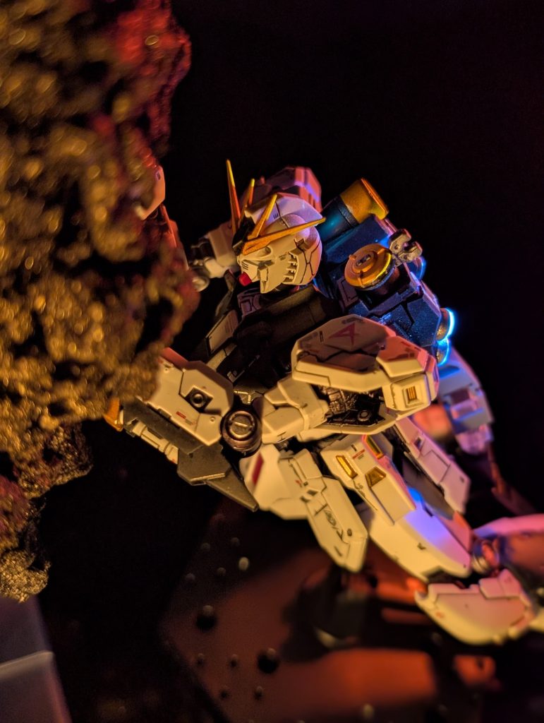 たかが石ころ一つをガンダムで押し返してるシーンの再現です！アクシズは先日引きこもりって作ってました！急いで作った割にはそれっぽく見せれたのかなと思ってますが、どうなんでしょう？（笑）