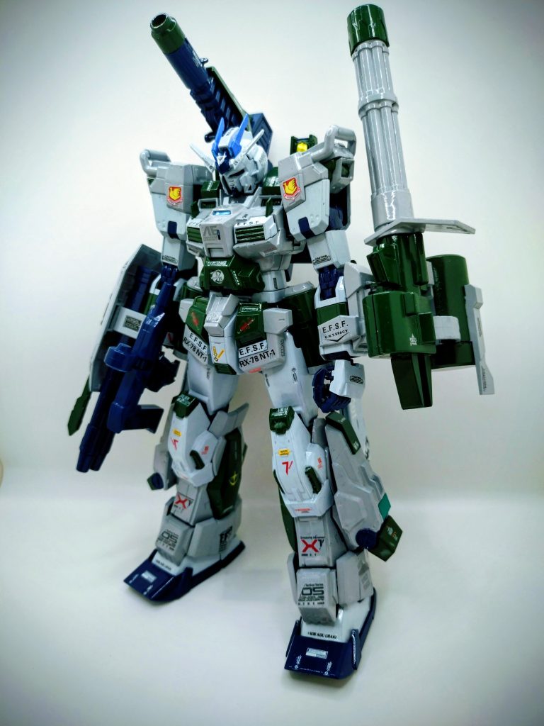 相変わらずデカールワークに励み、なりふり構わず、デザイン重視のデカールを貼りまくり。