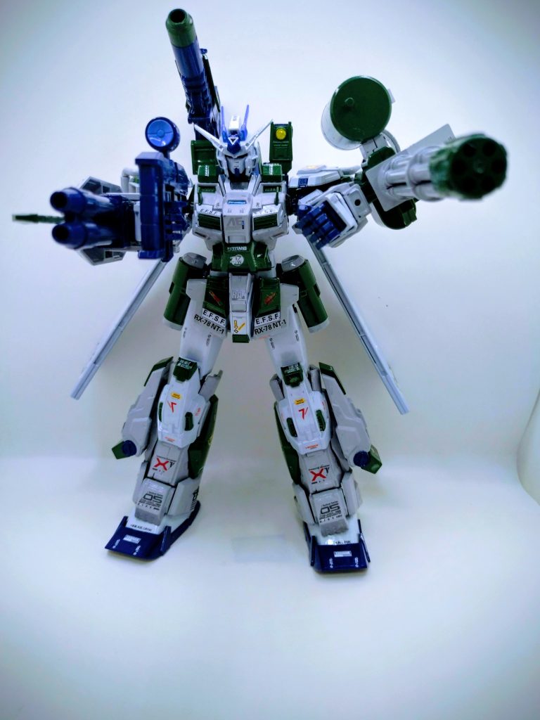 説明書くのにネタ無いから、写真のみのオンパレード（笑）いつもは棒立ちのみの写真ばかりでしたが、最初と最後は構えのポーズ。投稿してから気づきましたが、両肩の前後が逆になってる。ＰＦのデカールを貼ったのが前なんですが、まぁ良いか（笑）こんな感じですが、最後まで見て頂いてありがとうございました😆。