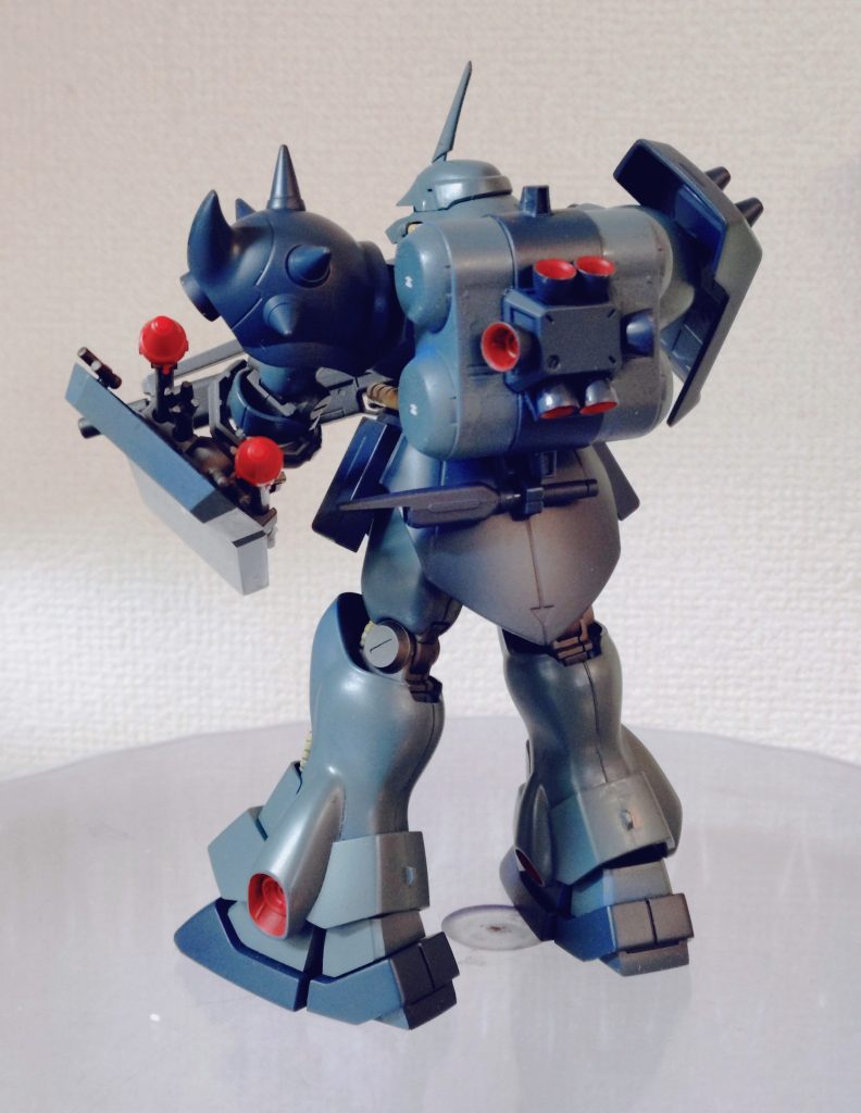 背面から。右のアキレス腱部分がまだちょっと合わせ目が残ってますね。突起削って再構築するかどっちがいいのか悩みました。アキレス腱部分のカバーはフチをニードルでなぞって別パーツに見えるようにしています。