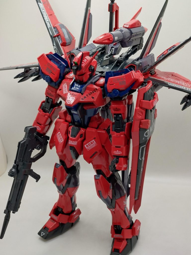 今回もシンプルに、レッド、ブラック、グレー、ブルーの４色で。