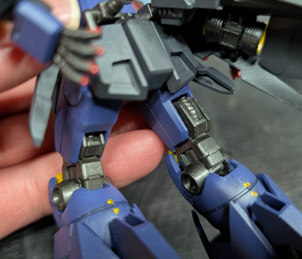 足はももを削ることで可動域を広げZのパーツで隠す