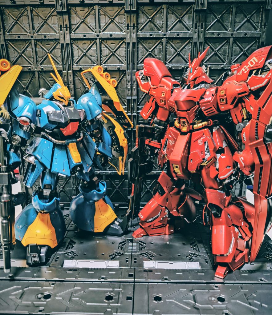 過去作のMGサザビーと並べて見ました😆ヤクト・ドーガもデカいと思ったけどサザビーの方がデカいですね!ちなみにサザビーはマッドキャンディー塗装です(死ぬほど大変でした…)