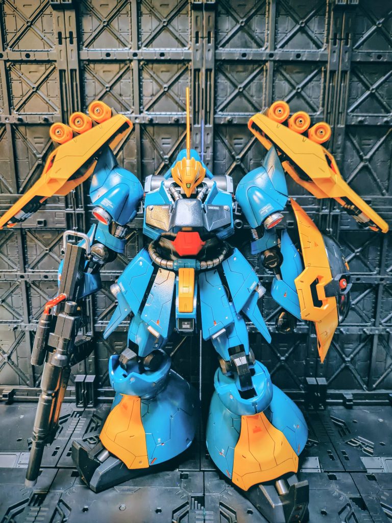 正面からスジ彫りは多めに入れてみました✨あとは筆塗り部分塗装マーキングシール貼って完成!!綺麗めに仕上げたかったので光沢塗装にしました。いつもやるウェザリングなどはしていません。