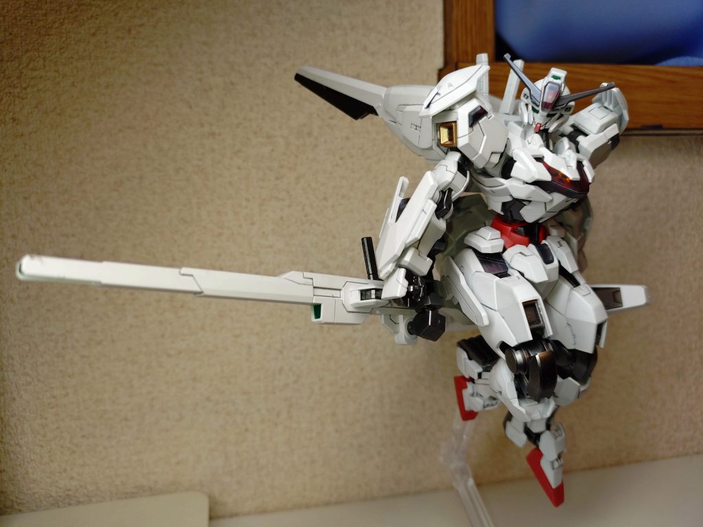 メイン兵装のバリアブルロッドライフル。当初は、やたら長い武器だなぁくらいにしか思って無かったけど、これ、魔女の箒なんですね。作品見終わってから気が付いた。