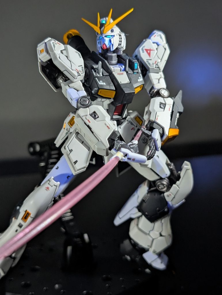 サーベル構え記憶が確かなら劇中このポージングでスラスター移動してたような…勘違いしてたら申し訳ございません。