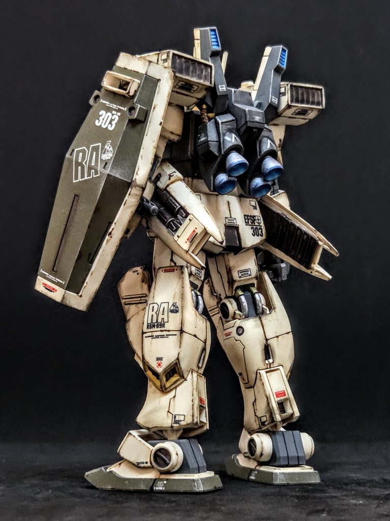 先のジムIIとは違い、かなりゴツい！！性能もガンダムに匹敵するとかしないとか♪肩のミサイルポッドや腰のミサイルランチャー、高性能なバックパック…高性能らしさはそこら中にありますねぇ