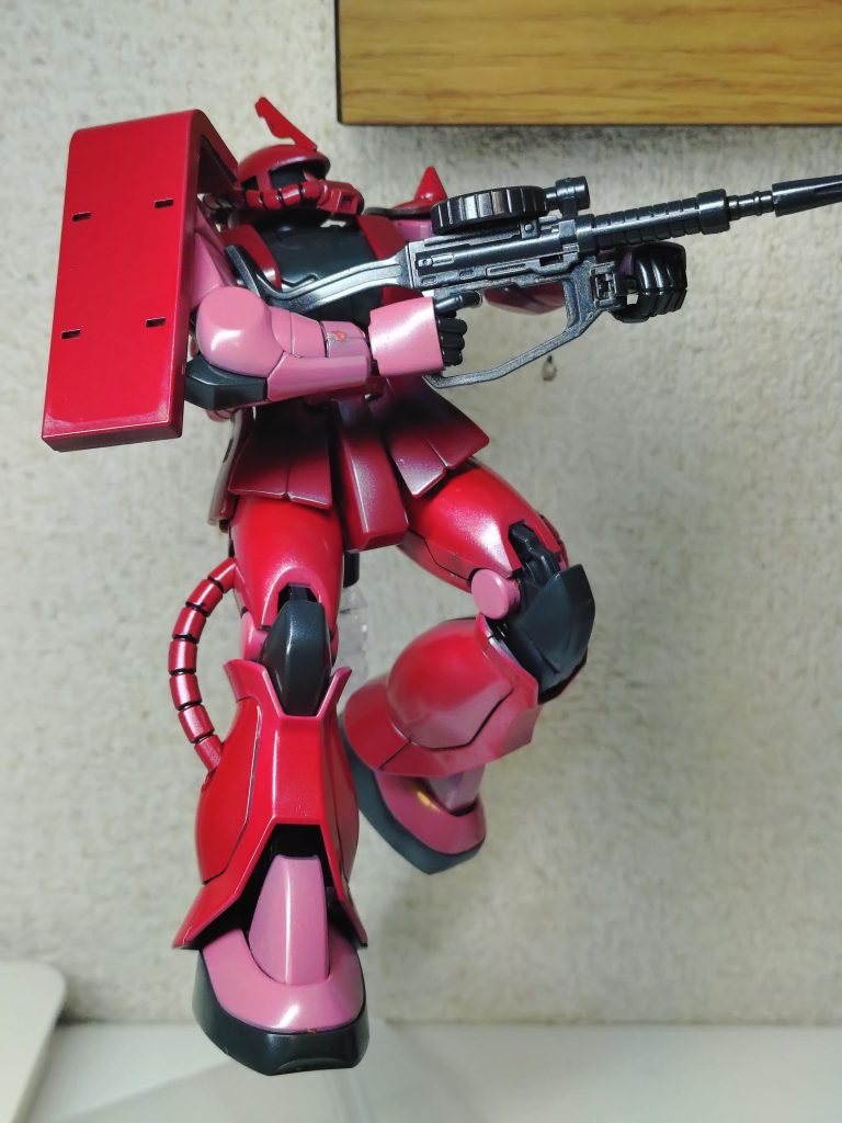 メタリック塗装で仕上げようと考え、「均一な色より塗分けしたら面白いかな？」と。黒下地にシルバーを重ね、最後のメタルレッドで締めれば良いところ、若干ホワイトを足したら完全なピンクに…。