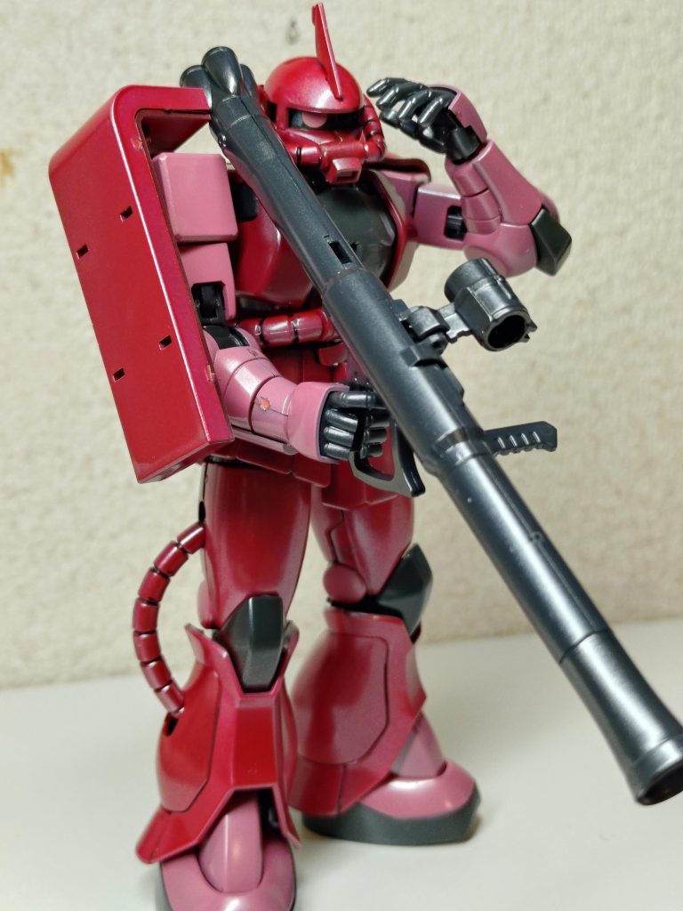 頭を緑に塗り直したら、ホントにイチゴみたいになりそうな、シャア専用ザクでした。